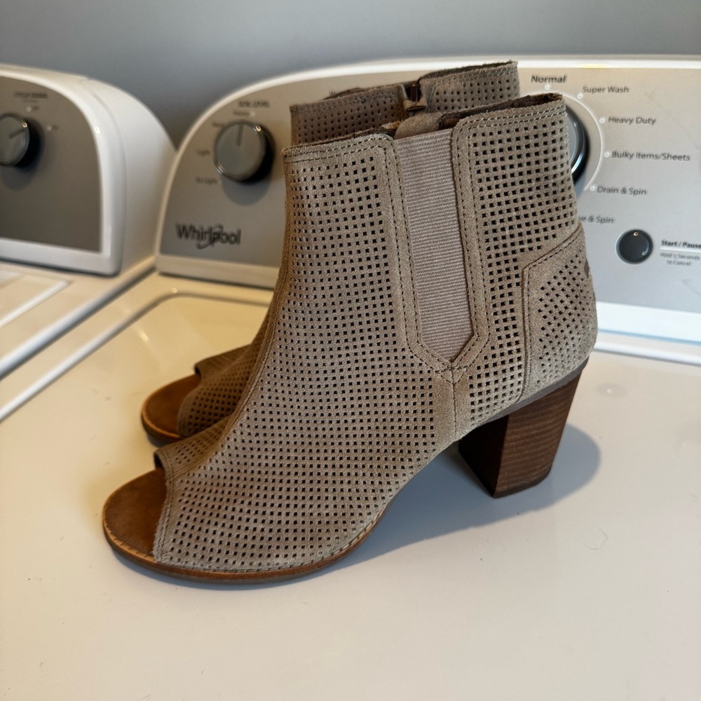 Toms Majorca Peep Toe Perforated Suede Desert Taupe Ankle Bootie Sandal